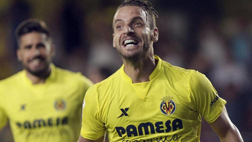 El delantero del Villarreal Roberto Soldado celebra su gol.