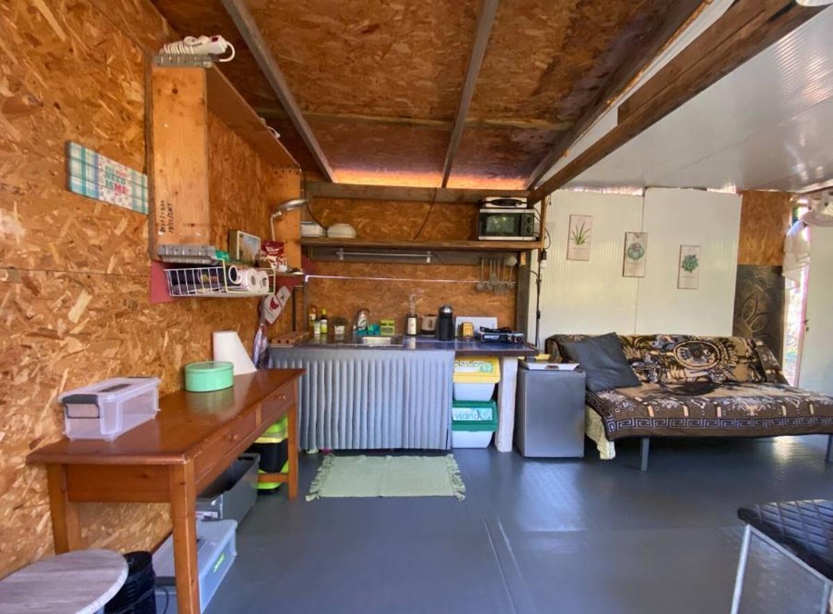 Galería: Alquilan una casa de madera en el bosque como vivienda turística en Ibiza