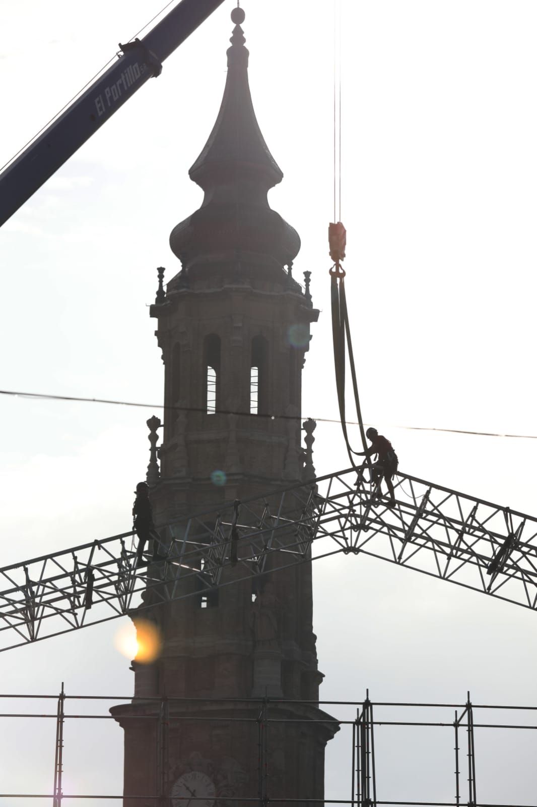 EN IMÁGENES | Comienza el desmontaje del escenario principal de la plaza del Pilar