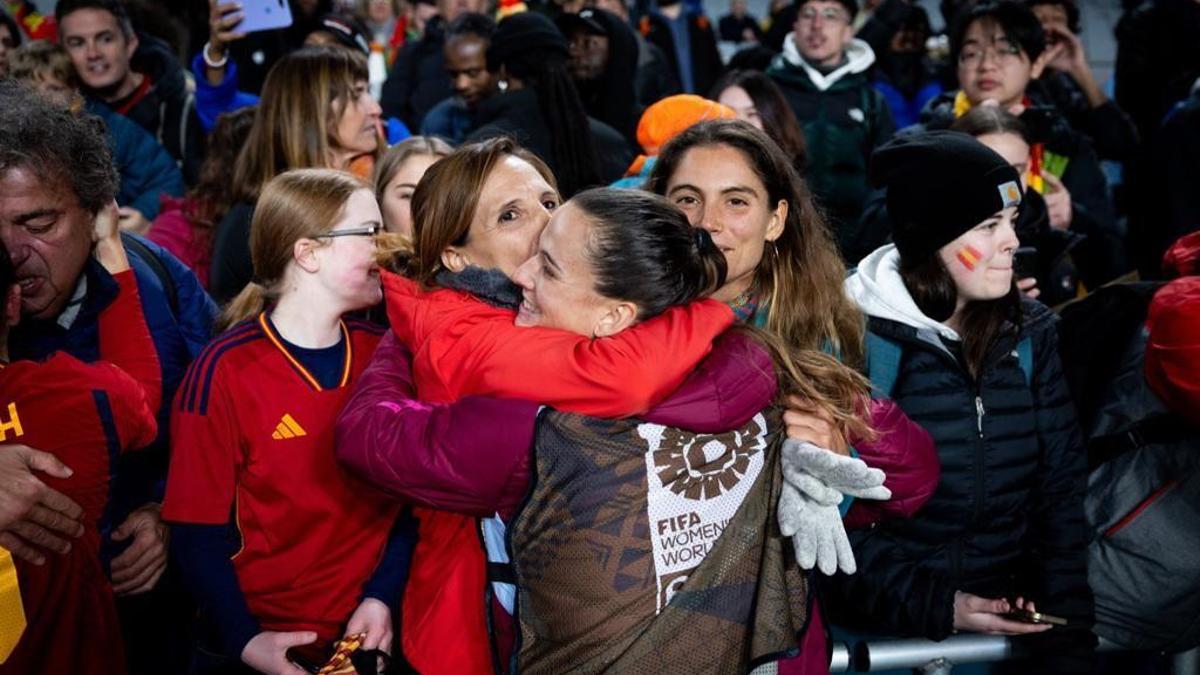 Codina abraça la germana Mariona i la mare en el partit contra Zàmbia