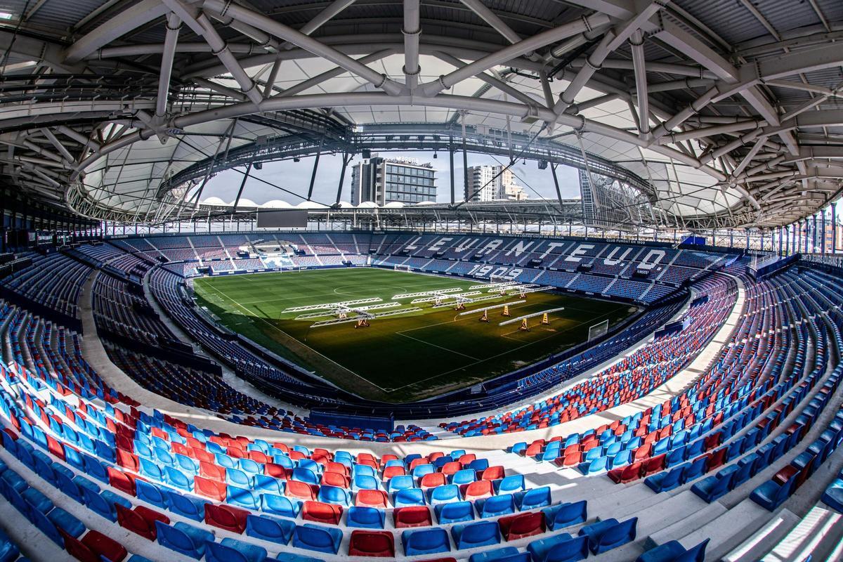 El Villarreal CF se siente como en casa en el Ciutat de València, estadio del Levante UD.