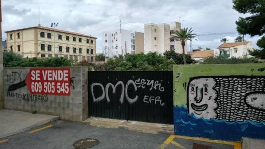 Final de la calle María Zambrano, que se debe prolongar, con el colegio Cristo de la Paz al fondo.