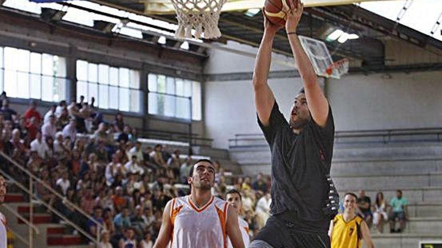 Marc Gasol encara la cistella en una acció del partit a favor del bàsquet gironí el 2010 a Palau.