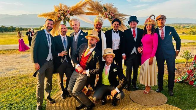 Fotogalería | Así fue la divertida boda con aire de Ascot de Adrián Chaparro y Armando Gallego