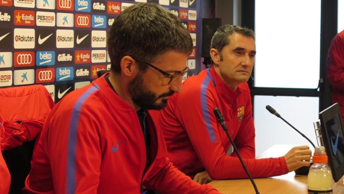 Sergi Nogueras, prensa del Barça, y Ernesto Valverde, en la conferencia de prensa de esta mañana en la Ciudad Deportiva del Barça.