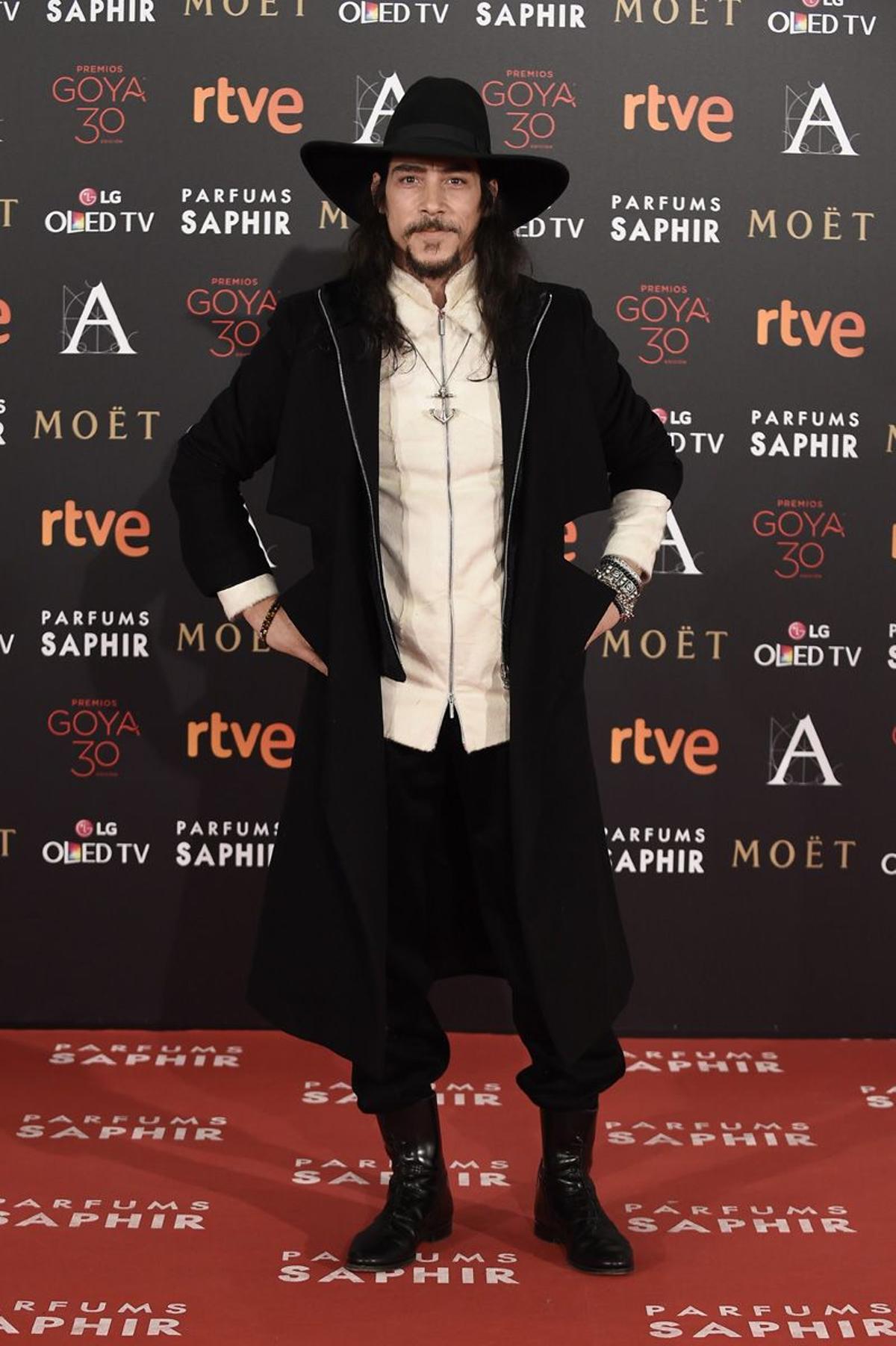 Óscar Jaenada con 'look' de Roberto Etxeberría en los Premios Goya 2016
