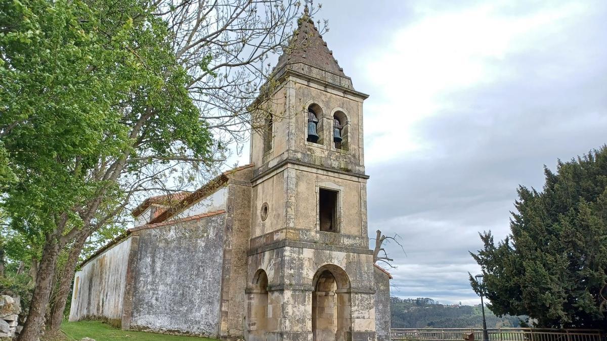 Iglesia de Villardeveyo cuya fachada trasera conserva la celosía. | P. T.