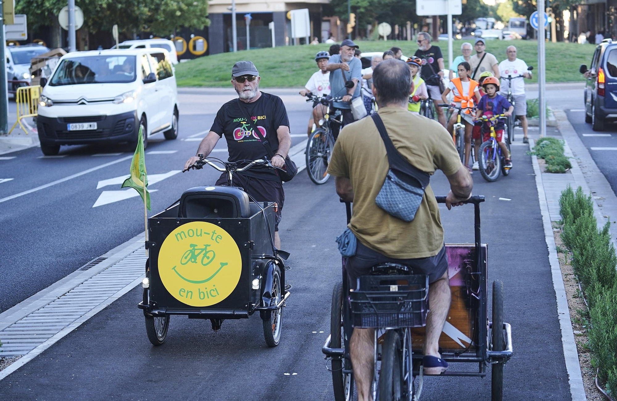 Les fotos de la visita de diverses entitats al nou carril bici entre Girona i Salt