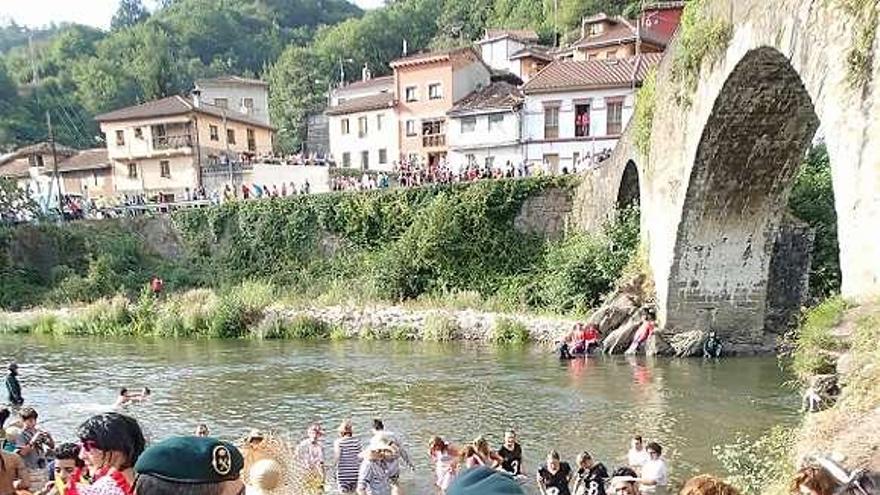 Agentes de la Guardia Civil, supervisando la entrada al río en Puente d´Arcu.