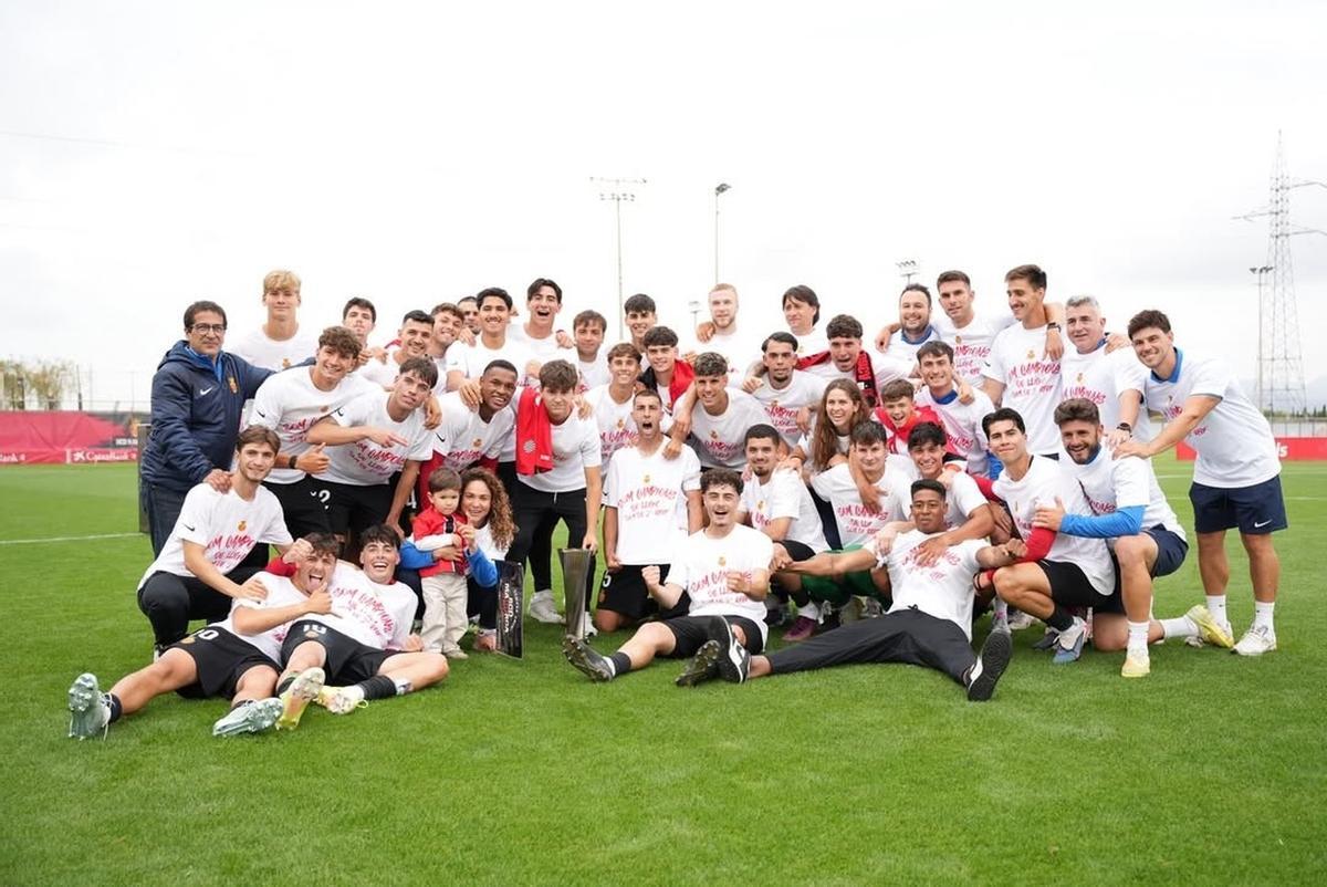 La plantilla del Mallorca B posa con el trofeo de campeón de la Tercera División