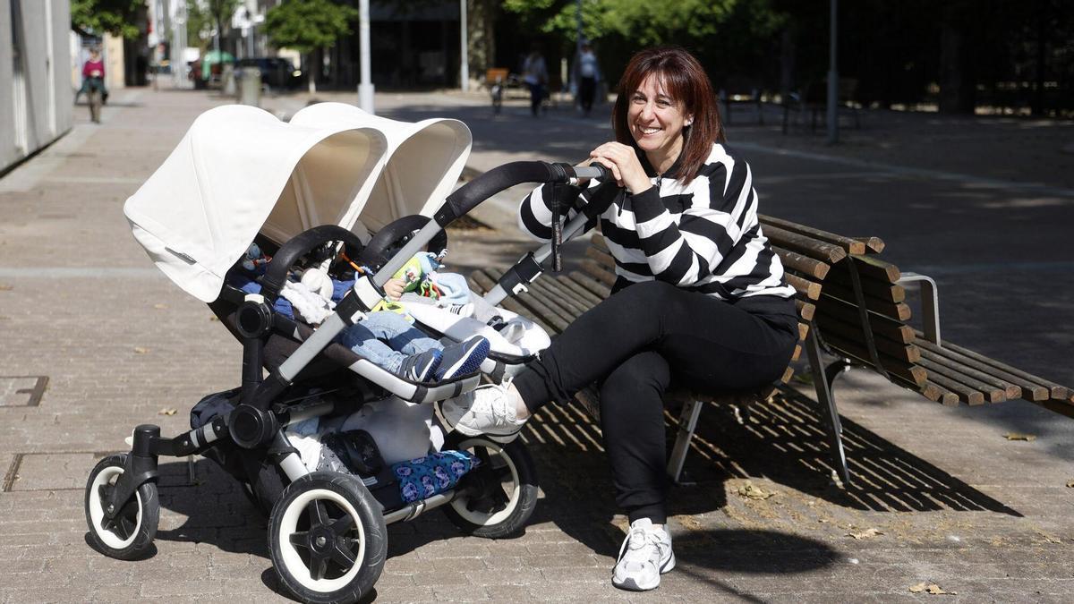 Eva, en la calle Cruz Vermella de Pontevedra con los dos pequeños a los que acoge.