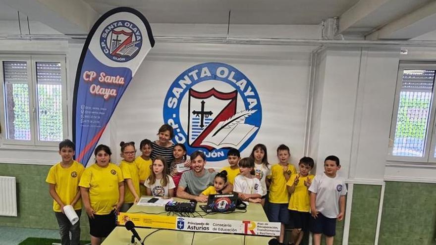 Visita y charla especial en el colegio Santa Olaya: la Alcaldesa, protagonista de un episodio de "RadiOlayinos"