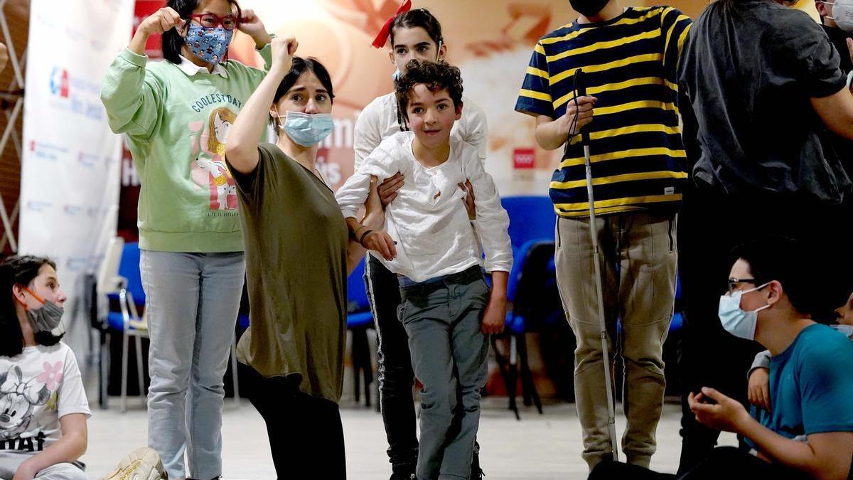 Ensayo en el Hospital Niño Jesús. En el centro, con camiseta blanca, el pequeño Curro.