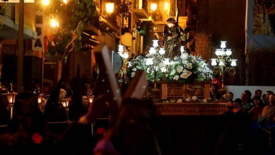 Un momento de la procesión de la Cofradía de Nuestro Padre Jesús Nazareno en Benidorm.