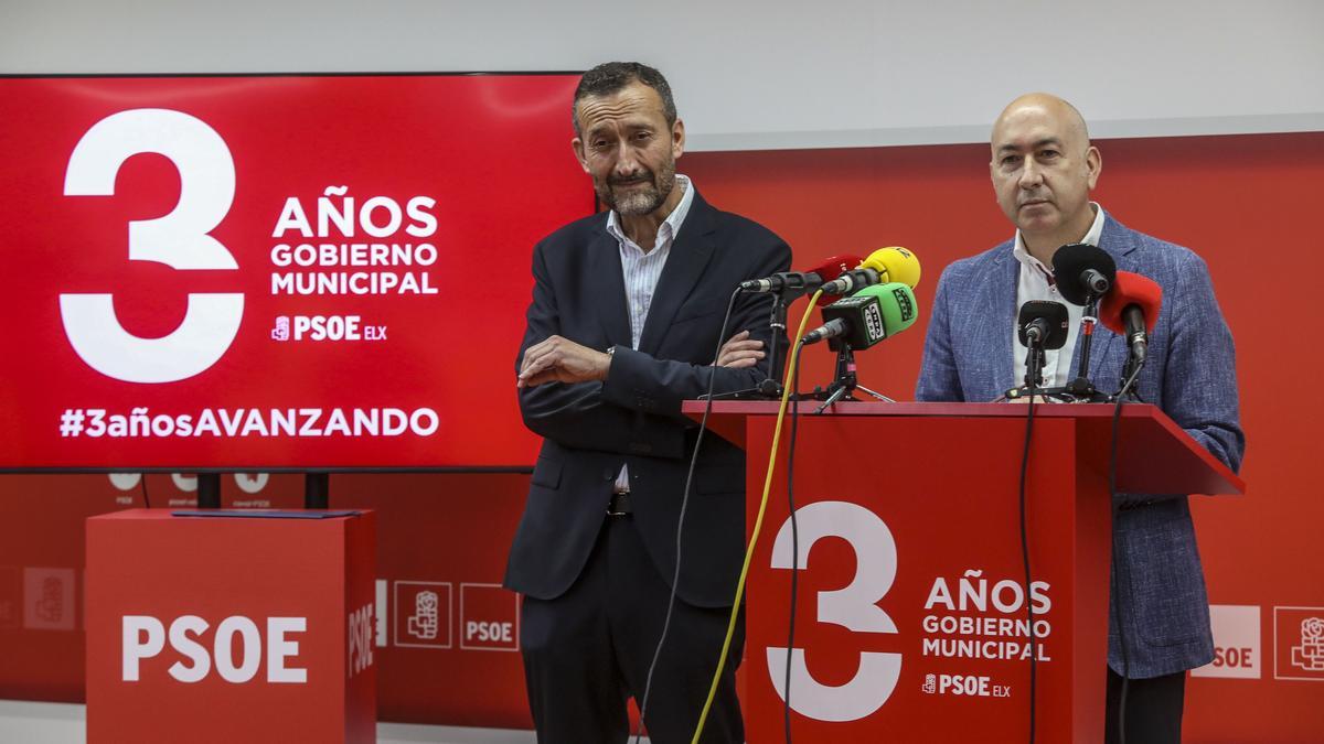 El alcalde de Elche, el socialista Carlos González, y el secretario del PSOE ilicitano, Alejandro Soler, en la rueda de prensa.