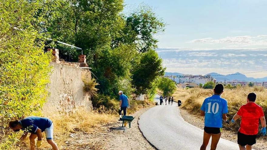 Los voluntarios recogiendo basura