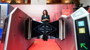 Archivo - La presidenta, Isabel Díaz Ayuso, durante la presentación de los nuevos tornos de Metro.