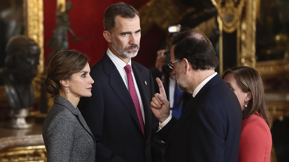 Los Reyes conversan con el presidente del Gobierno, acompañado de su mujer Elvira Fernández.