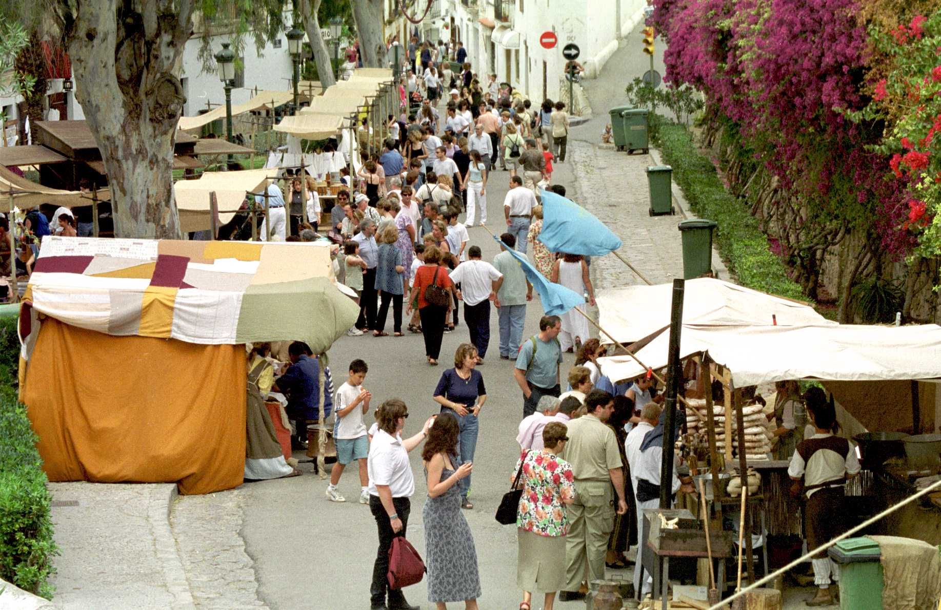 Primera edición en el año 2000 de la Feria Medieval de Ibiza.