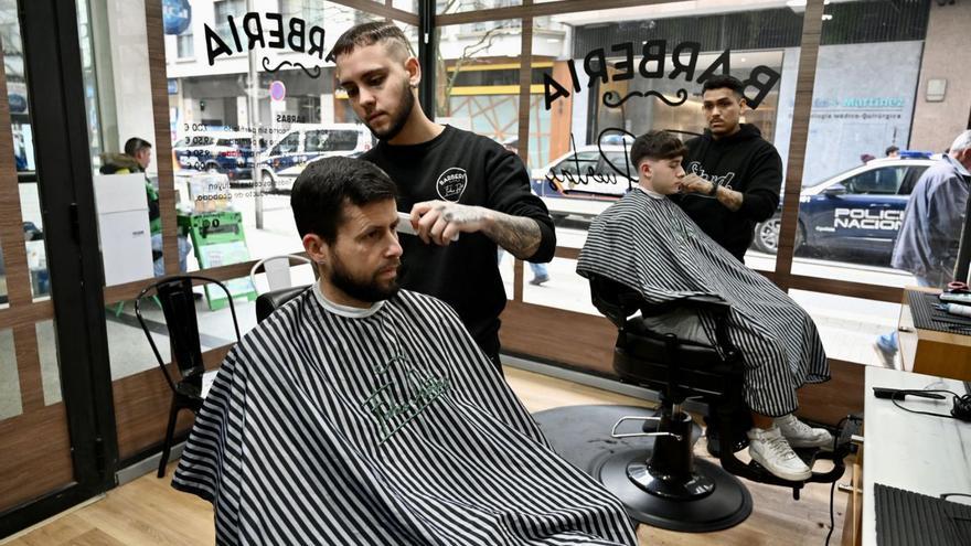 En la barbería de Fabio Puertas atienden cada día a decenas de personas.
