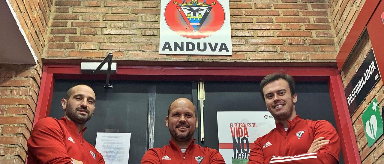 Por la izquierda, Pablo Álvarez, segundo entrenador; José Alberto López, entrenador del Mirandés, y Pedro García, analista, en el acceso al campo de Anduva. | C. D. Mirandés