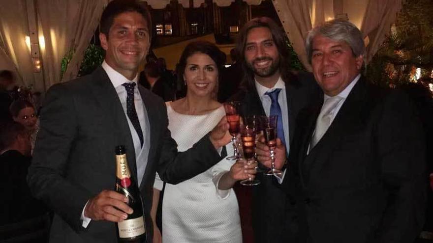 Fernando y Sara Verdasco, Juan Carmona y José Verdasco, brindando.