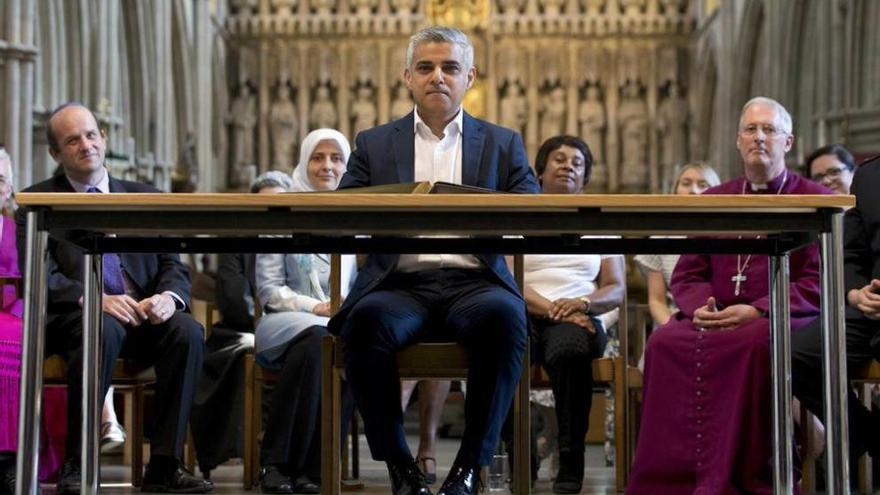 El laborista Sadiq Khan asume la Alcaldía de Londres en una catedral