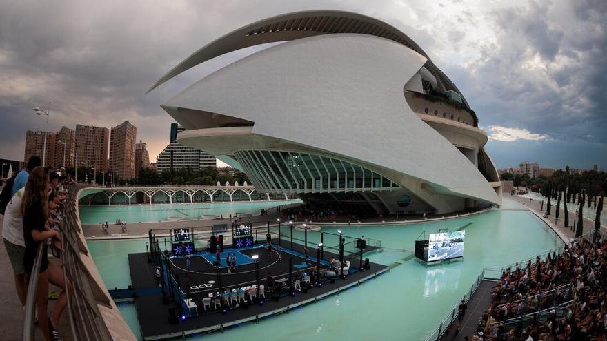 ¿Te has imaginado alguna vez jugar al baloncesto… Encima del agua?