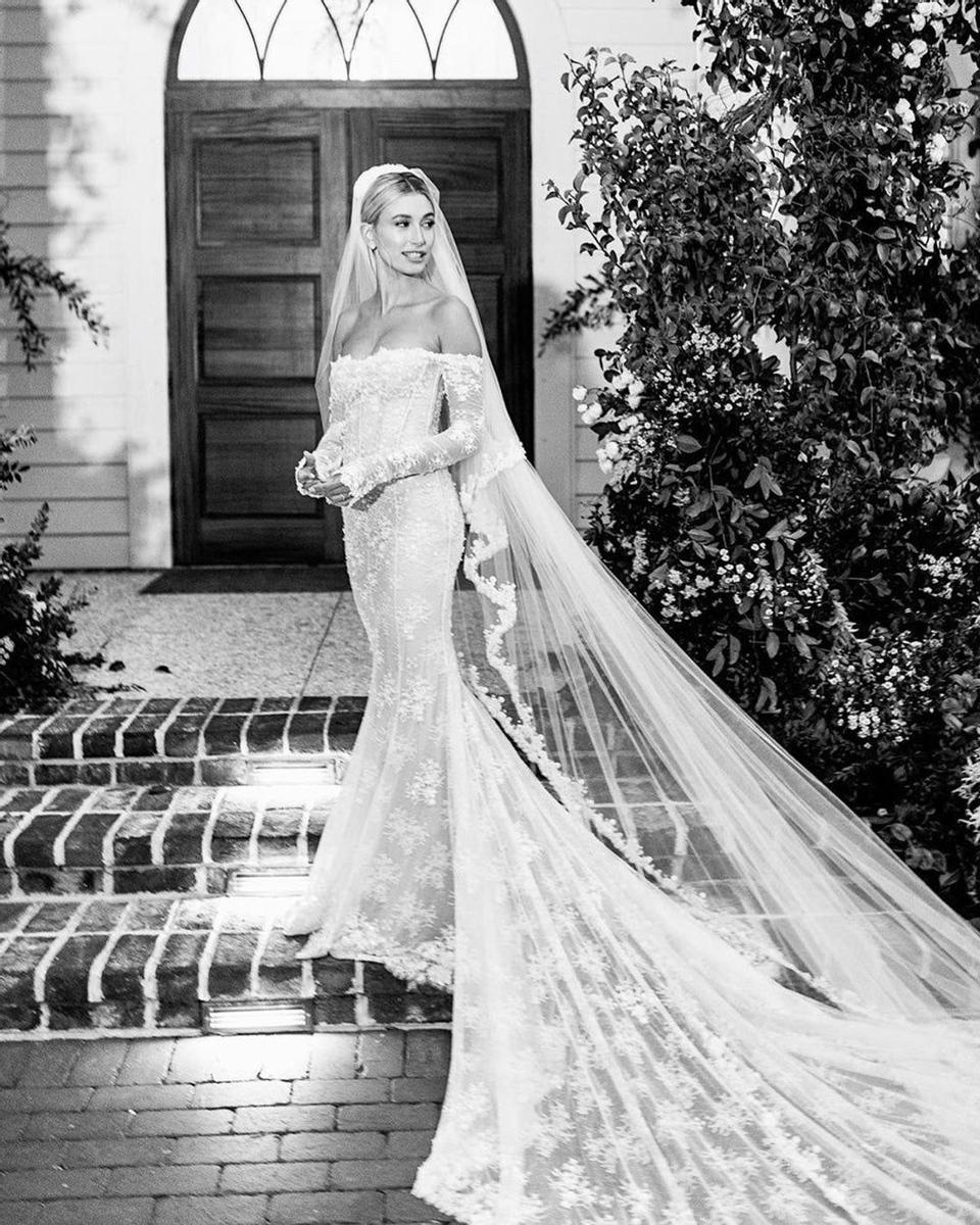 Hailey Baldwin luciendo su vestido de novia de Off-White