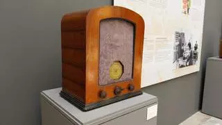 El Palau de Cervelló repassa, en una exposició, els cent anys d’història de la ràdio a València