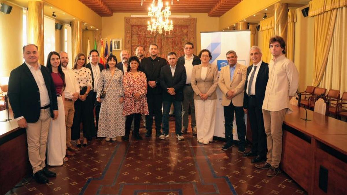 Imagen con los participantes del encuentro, en el Salón de Columnas del Edificio Pedro López de Alba.