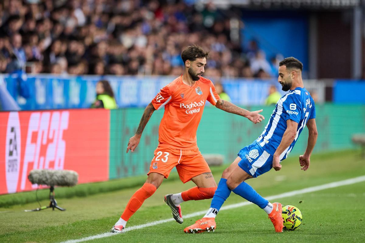 Brais Mendez of Real Sociedad competes for the ball with Abde Rebbach of Deportivo Alaves during the LaLiga EA Sports match between Deportivo Alaves and Real Sociedad at Mendizorrotza on December 6, 2025, in Vitoria, Spain. AFP7 06/12/2025 ONLY FOR USE IN SPAIN. Ricardo Larreina / AFP7 / Europa Press;2025;SPAIN;SPORT;ZSPORT;SOCCER;ZSOCCER;Deportivo Alaves v Real Sociedad - LaLiga EA Sports;