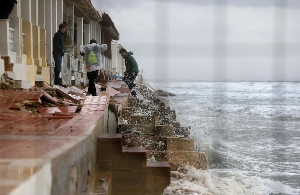 El temporal deja Guardamar del Segura sin playa