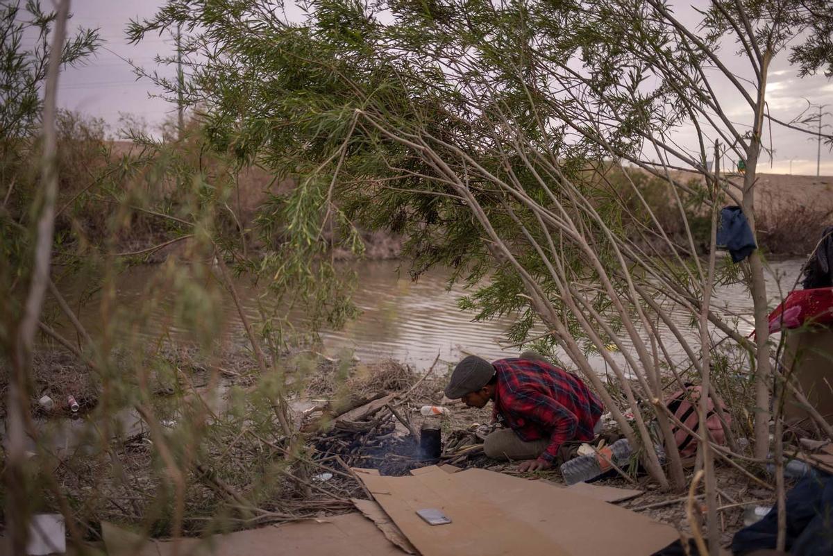 Migrantes acampan a lo largo de la orilla del río Grande mientras esperan entregarse a las autoridades de inmigración en El Paso, Texas, EE.UU