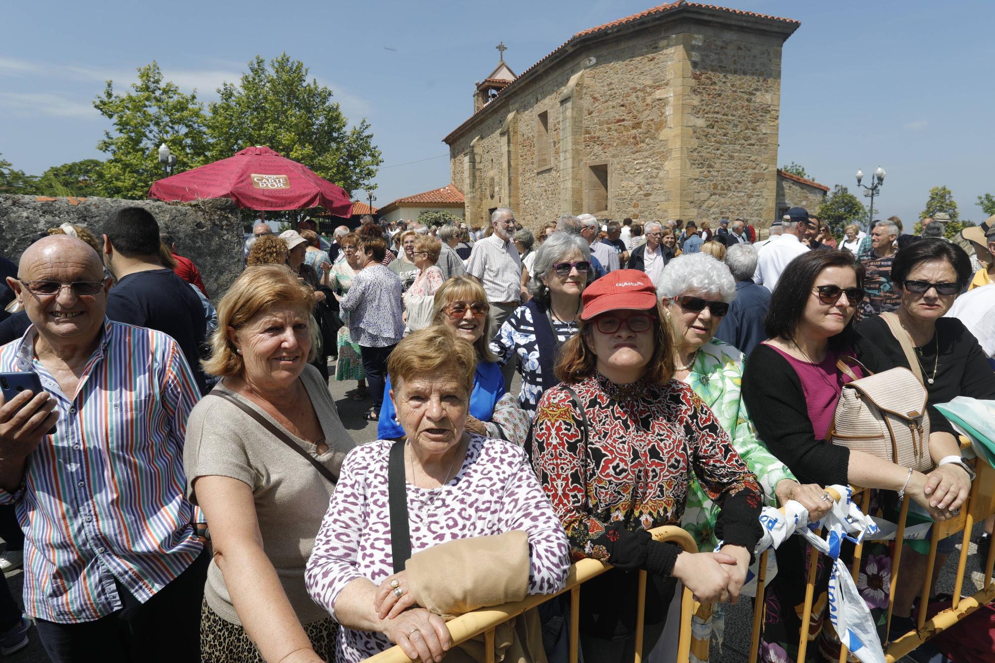 En imágenes: Tradicional rito del beso en la ermita de La Luz de Avilés