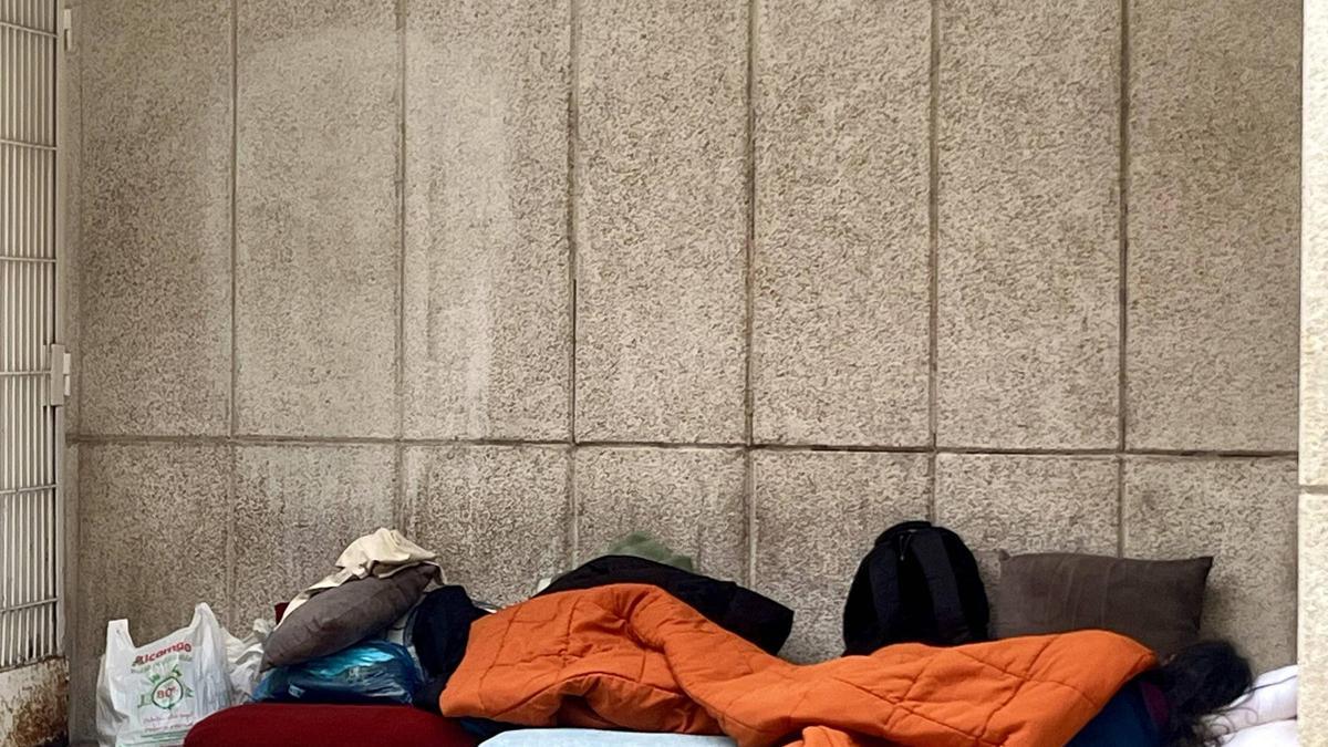 Una persona sin hogar en Gijón.