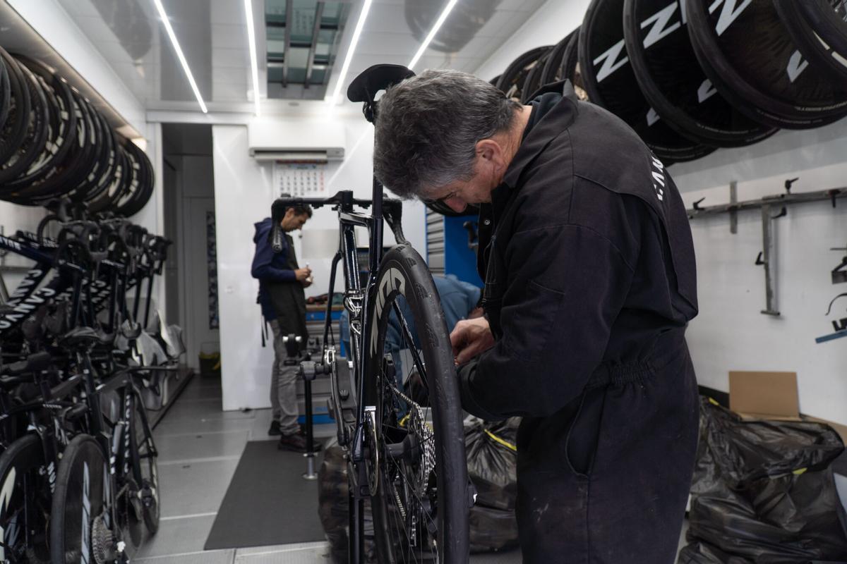 Dentro del camión del equipo Movistar