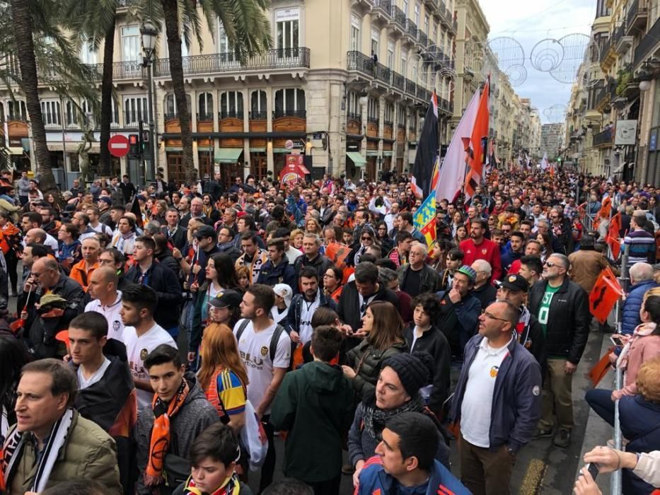 Momentos de la marcha cívica por el centenario del Valencia CF.