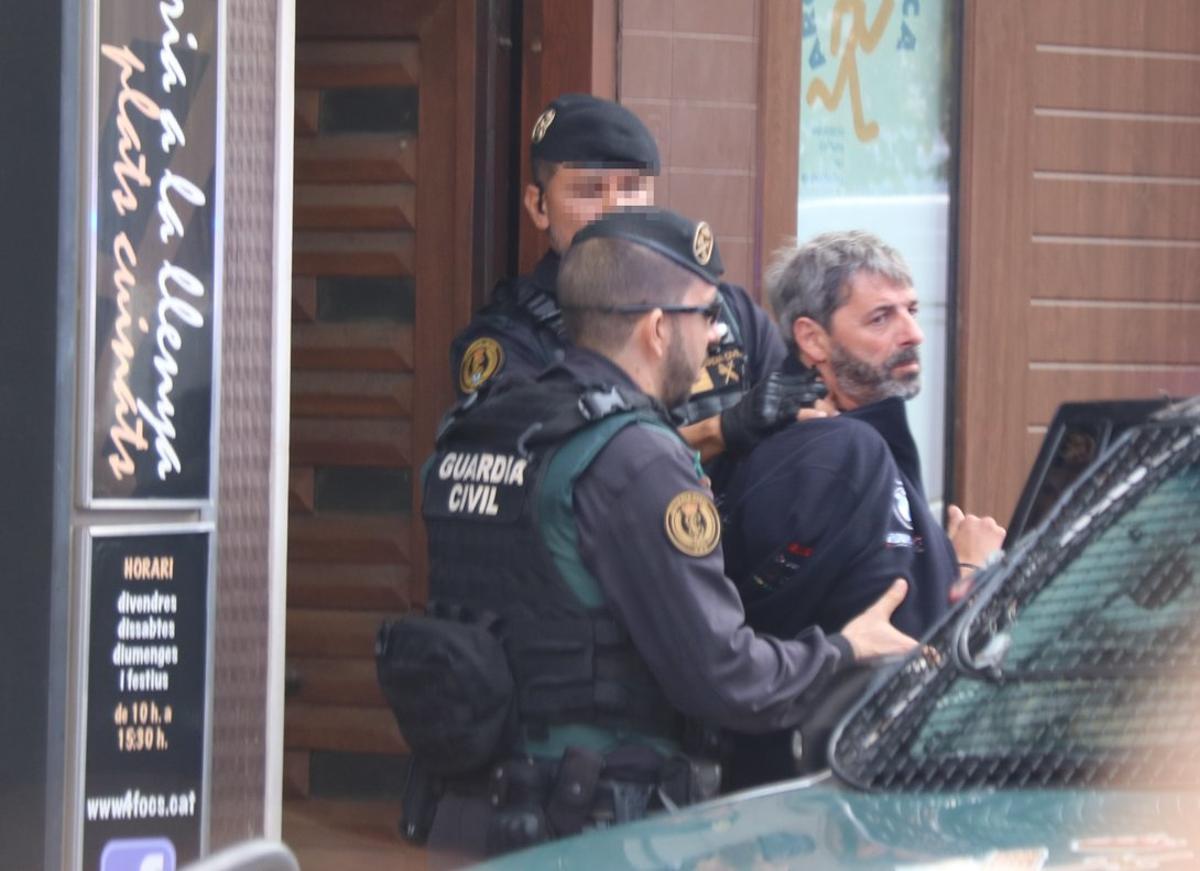 Dos agentes de la Guardia Civil se llevan un detenido en Sabadell en el marco de la operación que ha acabado con nueve miembros de CDR arrestados. Dos agentes de la Guardia Civil se llevan un detenido en Sabadell en el marco de la operación que ha acabado con nueve miembros de CDR arrestados.