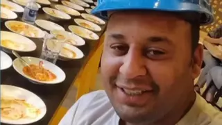 Intentar echarle de un buffet tras comer 15 platos y pedir otros ocho