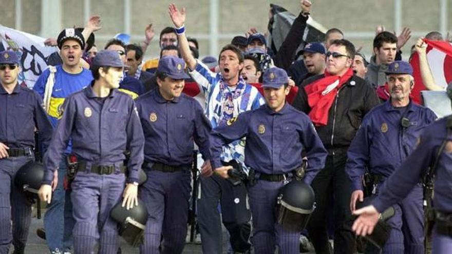 Aficionados deportivistas escoltados por la Policía Nacional en un desplazamiento a Vigo. / la opinión