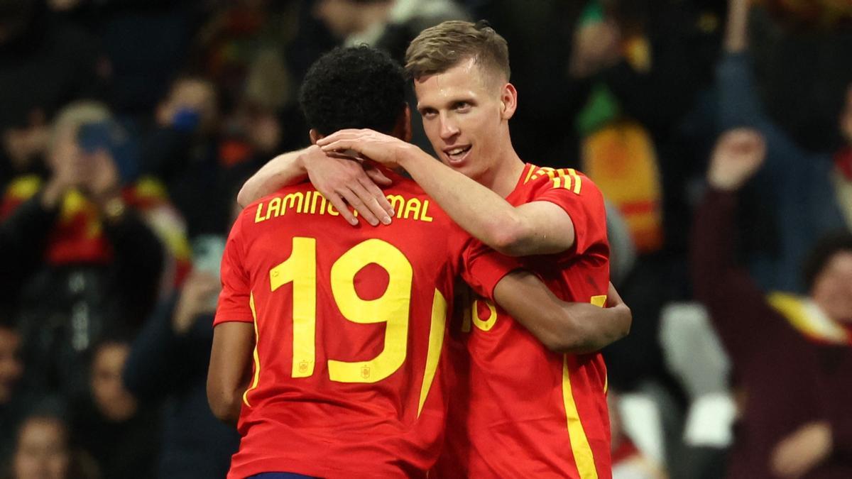 Dani Olmo agradece a Lamine Yamal la asistencia que le dio en el 2-0 de España a Brasil en el Bernabéu.