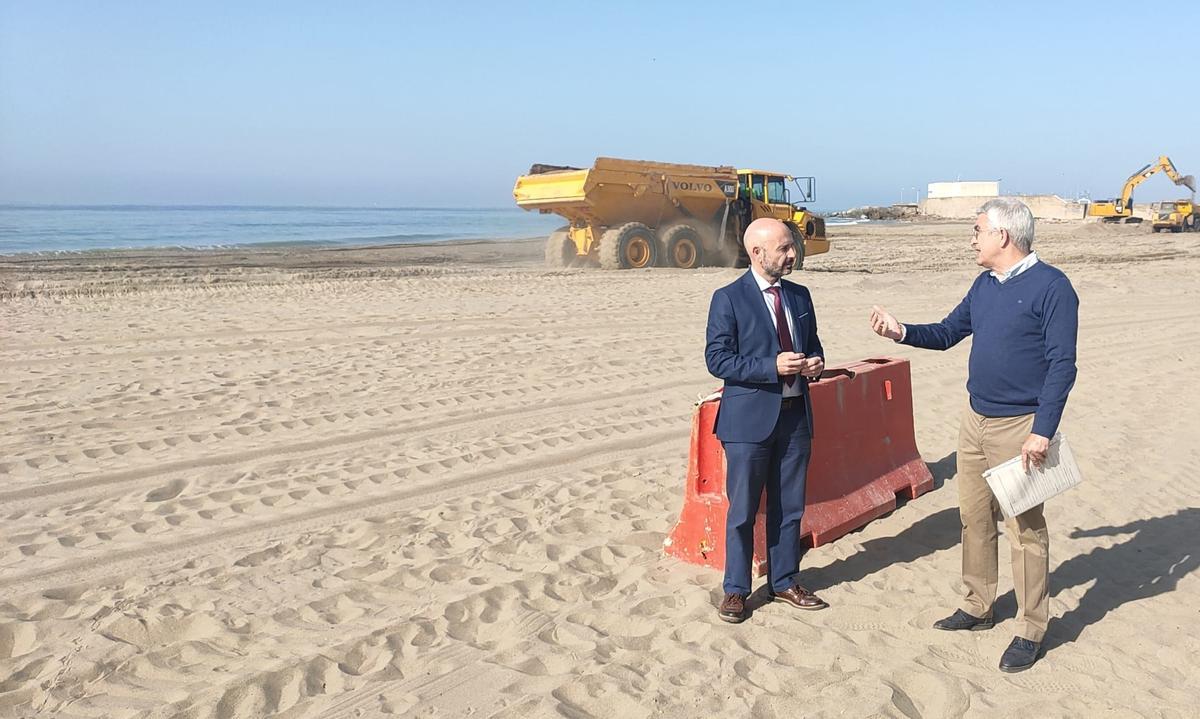 El subdelegado del Gobierno entonces, Javier Salas, supervisa las obras en las playas de Benalmádena en marzo.