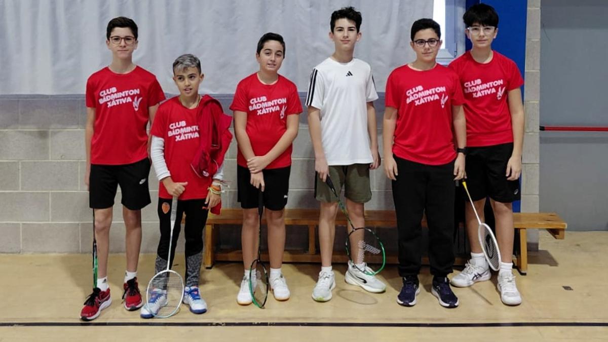 Deportistas del Bádminton Xàtiva en la jornada alevín en Enguera.