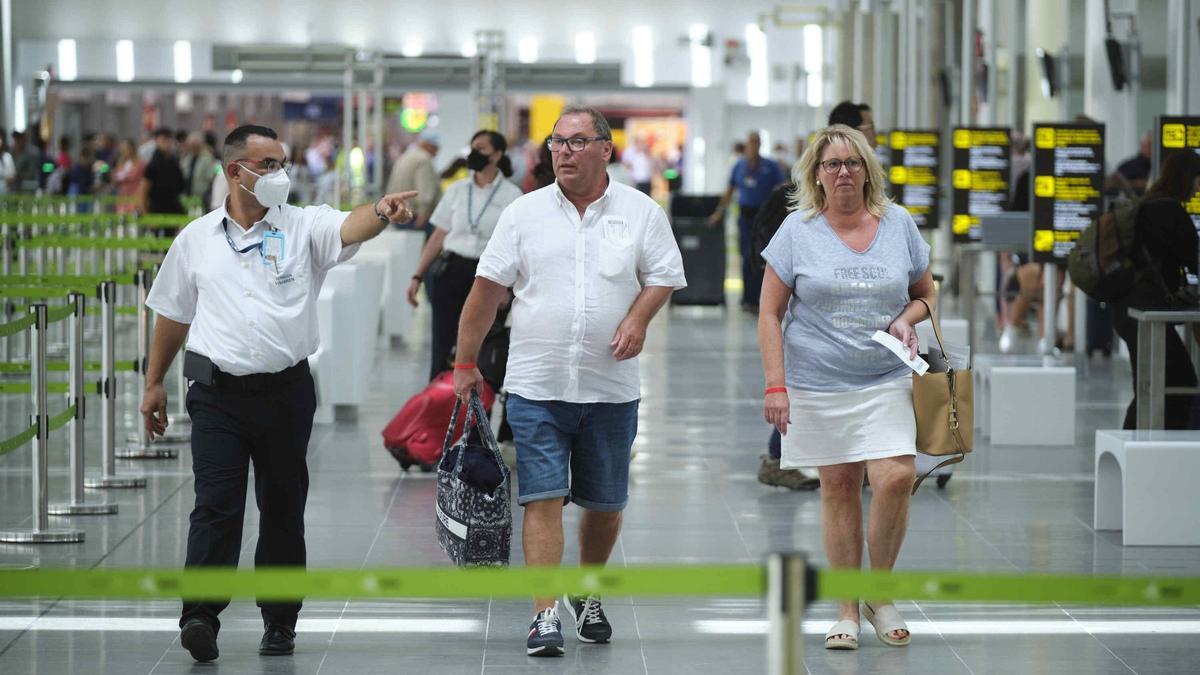 Pasajeros en el aeropuerto Tenerife Sur.