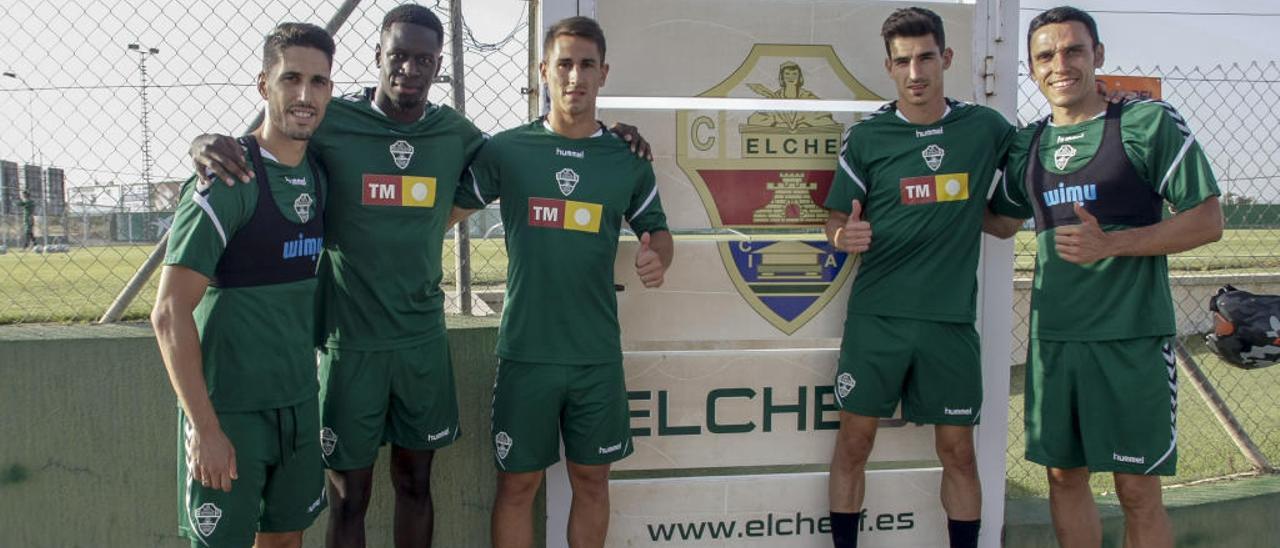 Los cinco primeros fichajes del Elche Fidel Chaves, Mfulu, Manu Justo, Pere Milla y Ramón Folch, ayer tarde tras el entrenamiento.