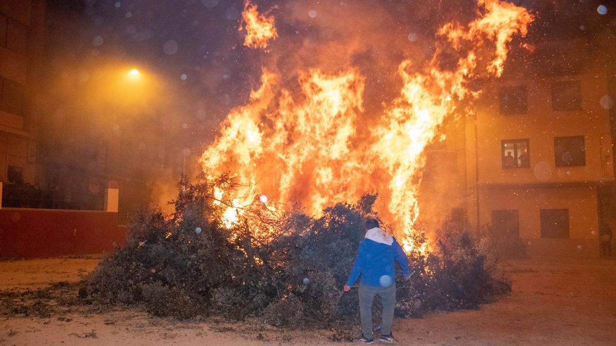 Benassal fue uno de los muchos municipios de la provincia que ayer encedió su hoguera para honrar al patrón de los animales.