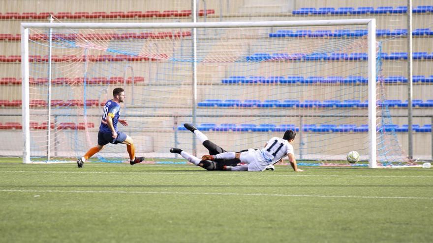 El vilero Antonio anotó así el segundo gol del líder en Elda.