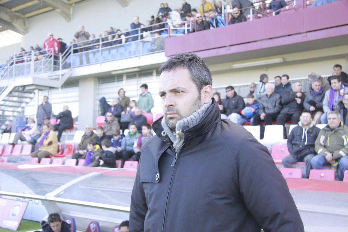 David Navarro, en el banquillo del Huesca hace ahora 12 años.