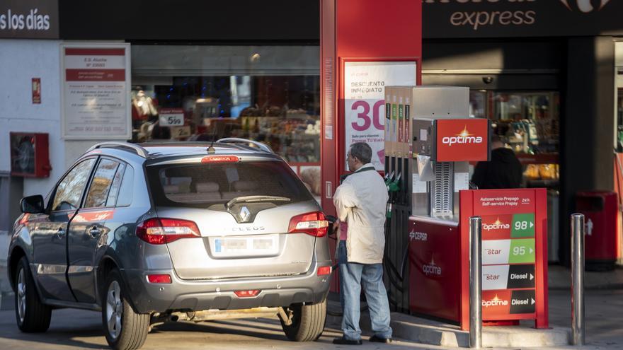 Un hombre reposta combustible en una gasolinera de Madrid.